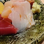 すが弥 - こちらはクエ。良い感じに熟成しています。左は鰹です