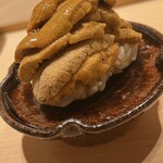 すが弥 - 藍島の赤ウニのタワーマンション仕立て。繊細な香りと甘味なので、青混ぜの海苔は不要