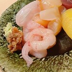 すが弥 - 手前は富山の甘海老。奥は小柱