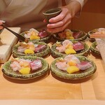 すが弥 - お通しの子皿を盛り付け中