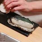 すが弥 - 立派な房総の黒鮑です。400gです」