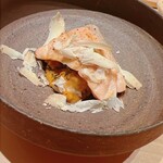 すが弥 - マスノスケ。の片面炙り。底にはウニソースで和えたシャリ。トッピングはガーリックチーズです