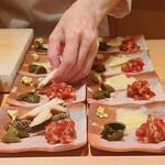 すが弥 - 蒸し鮑の小皿が並びます