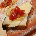 すが弥 - 蒸し鮑にコンテチーズと赤身のユッケをトッピング。これが合う！