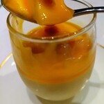 ザ・ペニンシュラ ブティック&カフェ 松屋銀座店 - マンゴープリン食べかけ、トロトロ