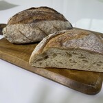 ラトリエ ドゥ プレジール - 奥：プレジール、手前：オリーブのパン