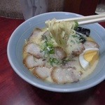 ラーメン屋 - モッチリシコシコのストレート麺