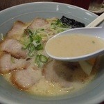 ラーメン屋 - マイルドでコクのある豚骨スープ