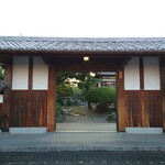 閑祥庵 禅紫 - 重厚な門構え