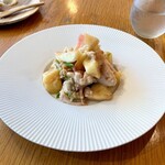 メゾンサカ - 前菜(相方)：蒸し鶏と桃、新生姜のマリネ
                                
                                角切りの桃、スライスした生姜がどっさり。桃は甘さがしっかりのっていて、しょっぱい蒸し鶏と合わせると最高。鶏、桃、生姜がこんなに相性が良いとは驚きです。