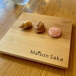 メゾンサカ - 小さな前菜
                                ・ビーツのクッキー
                                ・お米のスナック
                                ・ミニクロワッサン