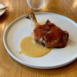 メゾンサカ - 主菜：スモークチキンのマスタードソース
      
      肉が骨からスルスルと外れてびっくり。皮はカリカリ、肉はしっとり。スモーキーで味わい深い。付け合わせは大根とポテト。