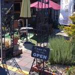 志をじ - 避暑地のケーキ屋さんみたいな入り口だ…