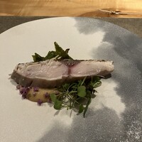 薫 HIROO - 天草天然縞鯵のロースト、万願寺唐辛子、梅肉ソース