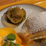 お菓子とくつろぎとこむぎさん - 抹茶プチシューがオマケでついてきた