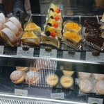 お菓子とくつろぎとこむぎさん - 入店時のショーケース