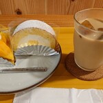 お菓子とくつろぎとこむぎさん - マンゴータルト、ロールケーキ、カフェラテ