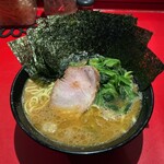 ラーメン 厚木家 - ラーメン900円麺硬め。海苔増し100円。
