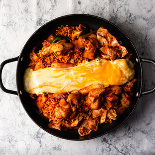 夏におすすめ！鶏肉やトッポギ◎ボリューム満点の「ダッカルビ」