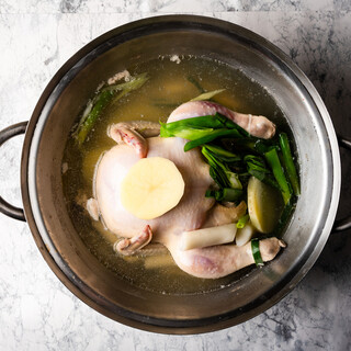 丸ごと一羽使用！鶏のうまみたっぷり◎特製「タッカンマリ」