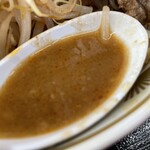 ラーメン もっけだの - 『青唐味噌ラーメンニンニク野菜マシマシ』のスープ