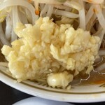 ラーメン もっけだの - 『青唐味噌ラーメンニンニク野菜マシマシ』のニンニク