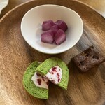 野菜が主役の古民家レストラン 花果菜 - 冬瓜のシャーベットぶどう風味、パセリのロールケーキ（パセリは感じません。中のラズベリーが酸味があって美味しい）、ごぼうガトーショコラ（ダイズカットのごぼう入り）