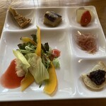 野菜が主役の古民家レストラン 花果菜 - キッシュ、ナス、冬瓜ミニトマト煮、そうめん南瓜ピオーネ和え、赤玉ねぎカナッペ、桃のドレッシングサラダ、オクラの花やコリンキーが珍しい！