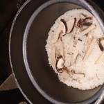 Nijihare - 虹晴れ自慢の釜めし。定番の地鶏釜飯、季節の釜飯のキノコ、松茸、カニ、トウモロコシ、鯛釜飯など季節ごとにございます。