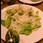 Peter Luger Steak House Tokyo - シーザーサラダにペコリーノチーズが山盛りだ。