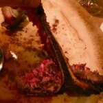 Peter Luger Steak House Tokyo - Tボーン周りの肉をナイフで刮げ落とすぜ。