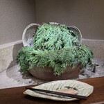 徳ㇵ本也 - 洗練されているのに素朴な趣きのある焼き台は他店にはない設えで凛としています。