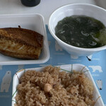マルサお魚センター - タコ飯¥300ワカメ汁¥100焼きサバ¥350の自力定食