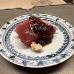 徳ㇵ本也 - 気仙沼の鰹　醤油ゼリー　おろし生姜　華やかな香りの鰹、身質もとても良かったです。