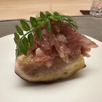 徳ㇵ本也 - 京丹波平井牛の味噌漬け　無花果　フィンガーライム　木の芽　　角のない優しい味噌の味付けの丹波平井牛、完熟無花果と爽やかな木の芽は和風の生ハム&フルーツの組み合わせのようなイメージで超絶美味⭐︎