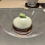 徳ㇵ本也 - なめらかな枝豆豆腐　形も枝豆のようですね。丁寧な下拵えが光る一皿です。