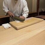 徳ㇵ本也 - 鱧の骨切り「シャリシャリ」と心地よい音です。細かく刻まれる骨切りの技に釘付けです。