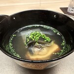 徳ㇵ本也 - すっぽんの縁側、肉、脂も全て　出汁は別ですっぽんを炊いた優しい味付け　丁寧な下拵えのすっぽん、脂は珍味のような旨味のある味わいで出汁にじわじわ溶け出します。このじわじわ変化するお椀の構成、好みです。