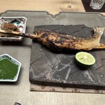 徳ㇵ本也 - 鮎自身の脂で、まるで揚げたように焼かれた頭、ふんわりとした身、中骨もそのまま丸齧りできました。立派な和良川の鮎を丸ごと焼く技、素敵です。