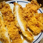 ぎおん亭 - 粗めで厚めの衣はザクザク食感。中の鶏は超柔らかジューシーで歯が殆ど要らないレベル。