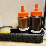 ぎおん亭 - とんかつソースには胡麻が入ってる。たまに辛子で変化をつけてみた。ドレッシングはさっぱりとした青じそ風味。