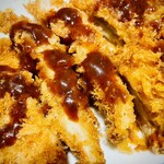 ぎおん亭 - ソースは多めに掛けてみた。結構酸味の尖ったやや辛口のソースはかつと合わさると程よい旨さになるよう作られてる。鶏かつとソースでごはんが進む。