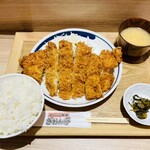 ぎおん亭 - タッチパネルで注文し7分程で提供。あっさり甘めのお味噌汁にはお揚げさんと玉ねぎに人参も入ってる。キャベツは満足量。辛子高菜はそれ程辛くなく普通。