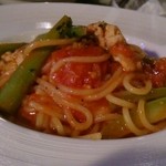 ワイン食堂 イナセヤ キッチン - 鮮魚と春野菜のトマトソースパスタ