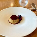メゾンサカ - デザート：プリンとブルーベリーのムース
      
      透明度の高いなめらかプリン。カラメルの苦味が香ばしい。