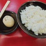 豚骨醤油ラーメン 王道家 - 燻製玉子とライス(普通盛り)