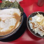 豚骨醤油ラーメン 王道家 - 食欲そそるビジュアル