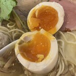 支那蕎麦 大丸 - 久慈軍鶏の半熟卵の断面