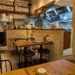 MEAT KITCHEN MEとYOU ビストロ酒場 - フレンドリーな店内