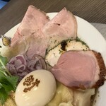 支那蕎麦 大丸 - 各種チャーシューと半熟卵